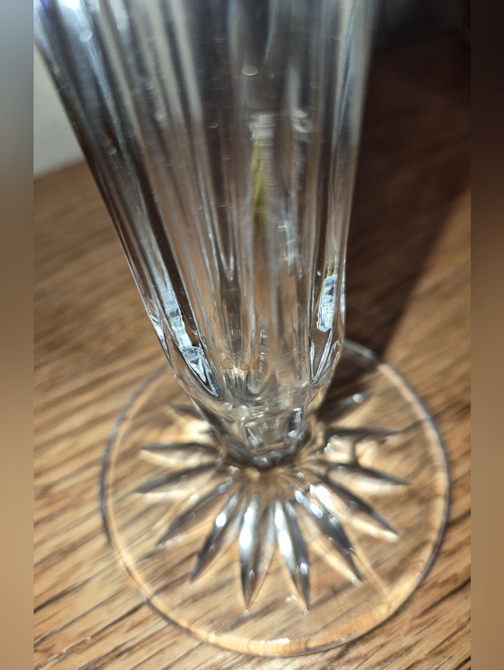 Vintage pinwheel-cut lead crystal pedestal bud vase - Picture 4 of 6